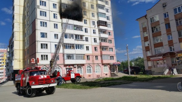 В Сыктывкаре горит квартира в доме на Покровском бульваре