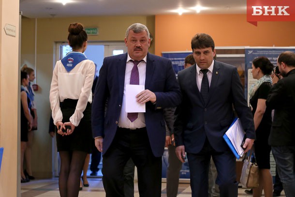 Единороссы Коми стихами проводили Сергея Гапликова на выборы главы 
