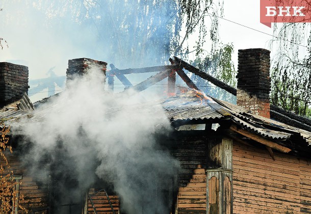 Горящий дом в Лесозаводе был недавно расселен
