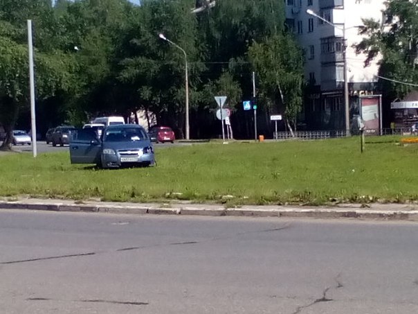 Пьяный водитель Chevrolet Aveo приземлился у стелы на кольце в центре Сыктывкара