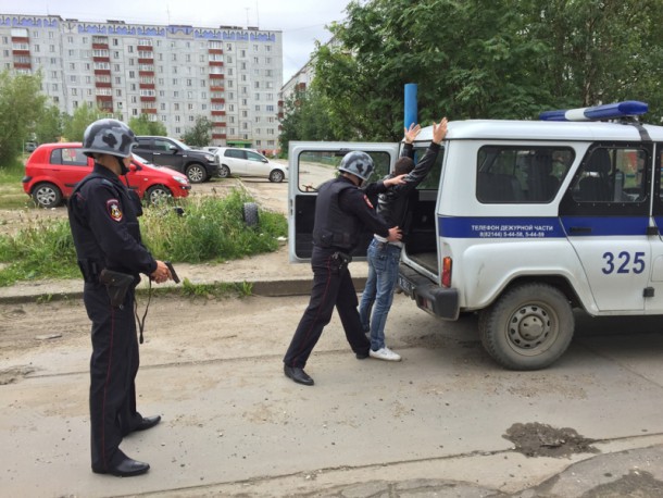 Полиция Усинска вернула местному жителю угнанный автомобиль и часть похищенных из него денег